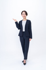 案内をするスーツを着た女性