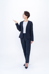 案内をするスーツを着た女性