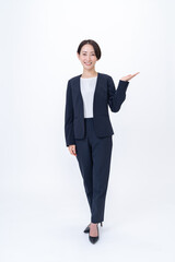 案内をするスーツを着た女性