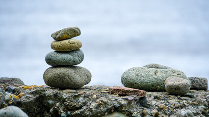 海辺の岩の上に積み上げられた石の塔