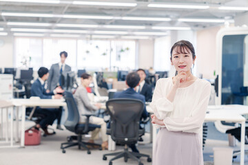 Fototapeta premium オフィスで悩む若いビジネスウーマン