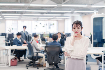オフィスで悩む若いビジネスウーマン