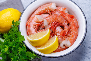 Fresh shrimps, accompanied by sprigs of fresh parsley and juicy lemon