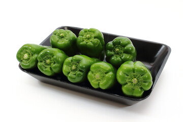 緑色のピーマン、夏の太陽