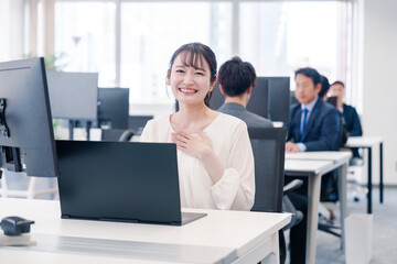 明るい雰囲気のオフィス