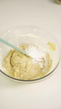 Batiendo masa para torta con nueces, almendras y coco rallado. Reposter&iacute;a, panader&iacute;a, gastronom&iacute;a, postre, comida casera, lifestyle.