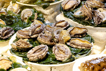 한국의 수산시장 가판대에 진열된 전복