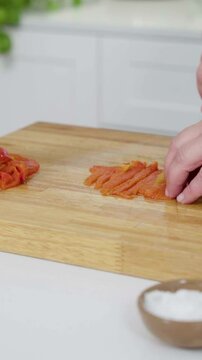 
Cortando un morr&oacute;n en tiras. Cocina saludable, gastronom&iacute;a, preparaci&oacute;n de alimentos, comida casera, lifestyle.