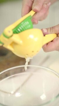 Exprimiendo un lim&oacute;n con exprimidor manual de cocina. Gastronom&iacute;a, cocina, alimentaci&oacute;n saludable, comida casera, lifestyle.