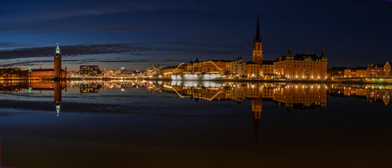 Naklejka premium Stockholm at Night – Reflections on the Water