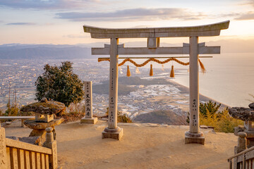 高屋神社の天空の鳥居と観音寺市の夕景