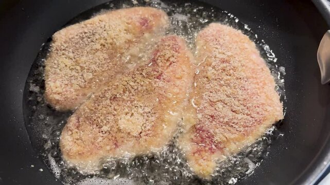Making tonkatsu at home and frying it