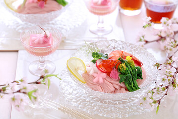 ガラス鉢に盛り付けたさくらそうめん　さくら素麺　桜そうめん