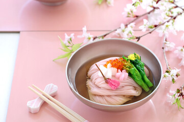 お椀の盛り付けしたさくらそうめん　さくら素麺　桜そうめん