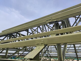 Obraz premium Industrial steel framework with geometric patterns against the sky