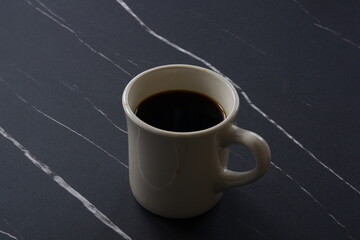 淹れたてのコーヒーが入ったマグカップ
