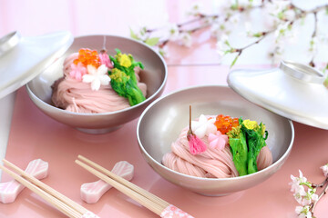 お椀の盛り付けしたさくらそうめん　さくら素麺　桜そうめん