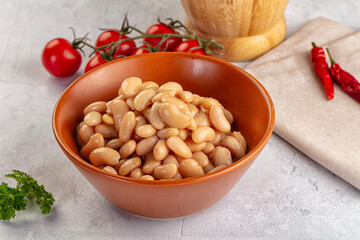 Canned white beans in the bowl