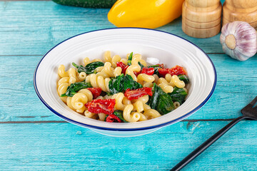 Pasta with spinach and tomato