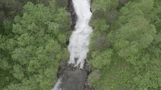 video de drone dans les Pyr&eacute;n&eacute;es  pr&egrave;s  du lac d'Oo.