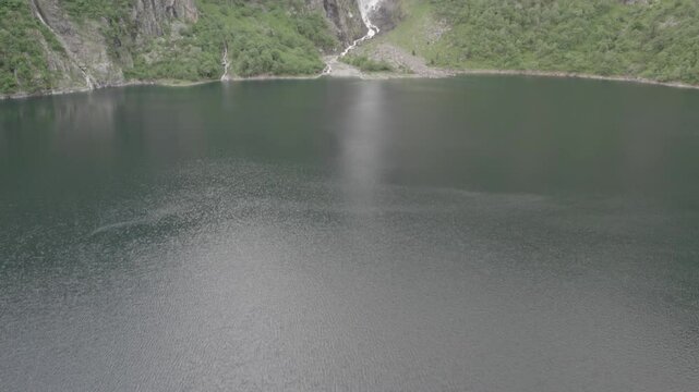 video de drone dans les Pyr&eacute;n&eacute;es  pr&egrave;s  du lac d'Oo.