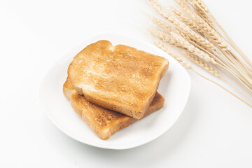   Sliced ​​bread is a staple food made by mixing yeast into flour and kneading the dough, then...