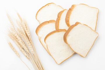   Sliced ​​bread is a staple food made by mixing yeast into flour and kneading the dough, then baking it.
  
