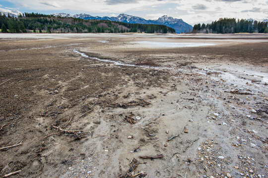 Der Forggensee bei F&uuml;ssen ist ein k&uuml;nstlicher Stausee des Lech, der im Winter auf ein Restwasser abgelassen wird.