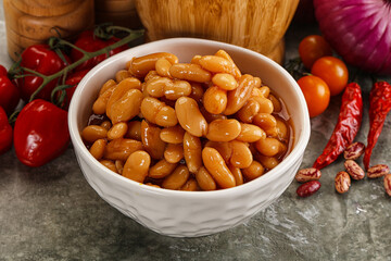 Canned beans in tomato sauce