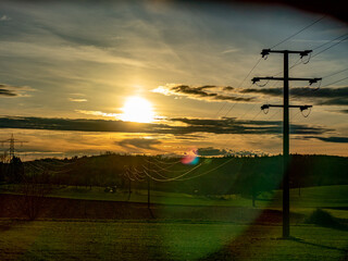 Strommasten bei Sonnenuntergang