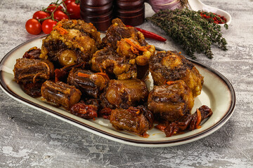 Baked oztail with tomato and carrot