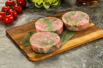 Raw Tuna medallion with broccoli