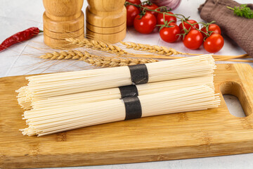 Raw dry white wheat noodles