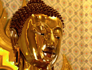 reflejos en el buda del altar