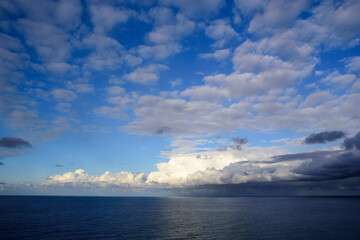 Obraz premium Nubes sobre horizonte marino 