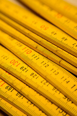 N&uacute;meros y rayas de precisi&oacute;n en metro plegado 