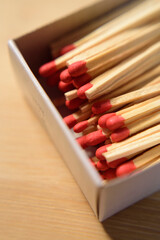 Caja de cerillas llena abierta