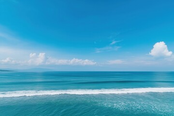 Obraz premium The ocean is calm and the sky is clear. The water is a deep blue color