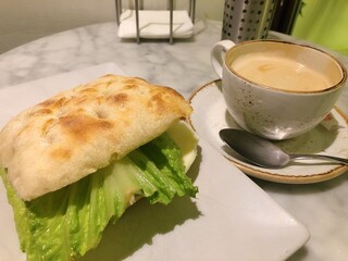 [Spain] Lunch set of caffe latte and lettuce sandwich (Madrid)