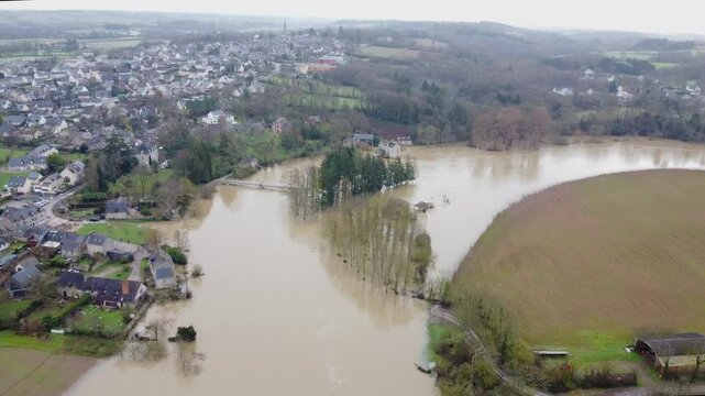 Inondations et crues historiques 2025 de la Vilaine au sud de Rennes, La Courbe &agrave; Bourg des Comptes