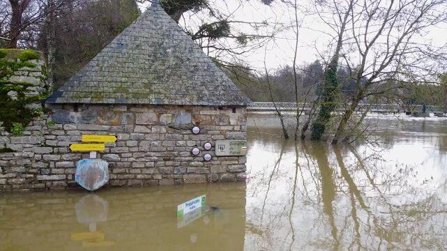 Inondations et crues historiques 2025 de la Vilaine au sud de Rennes, La Courbe &agrave; Bourg des Comptes