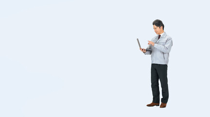 ノートパソコンを見るミドルエイジ男性作業員の全身写真