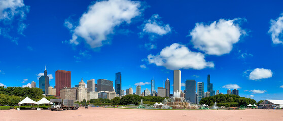 Naklejka premium Panoramic view of Downtown Chicago skyline from Grant Park on a summer day