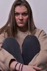 Femme seule, triste, suicidaire et maltraitée 