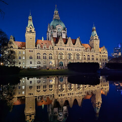 Obraz premium This is a beautiful evening reflection of the impressive Hannover City Hall in Germany Maschsee Hannover