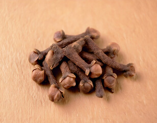 Obraz premium cloves group isolated on light brown background