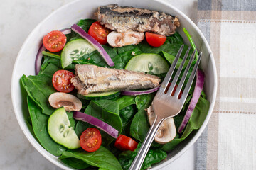 spinach salad top with sardines
