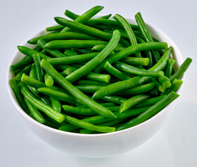 Prinzessbohnen in weisser Porzellanschale, Gemüse, isoliert, blanchiert