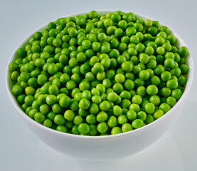 Schale mit Erbsen, grüne Erbsen, isoliert, Gemüse, weisse Schale, gesund, 