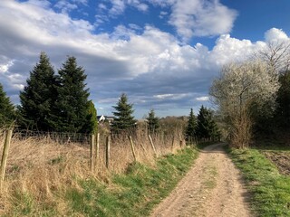 Landschaft mit Feldweg in der Natur im Bergischen Land